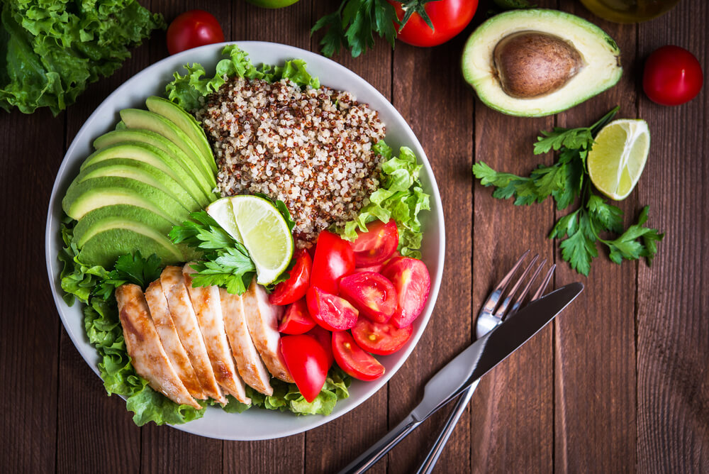 栄養バランスの良い食事を心がけ、特に健康な肌をつくるもととなるタンパク質（肉や魚など）、美肌効果のあるビタミンC（アセロラやキウイ、ピーマンやブロッコリーなど）、糖質や脂質の分解代謝を高めるビタミンB群は意識的に摂取しましょう。